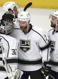 Hokejisté Los Angeles Kings (zleva), brankář Jonathan Quick, Jeff Carter a Justin Williams slaví vítězství na ledě Chicaga