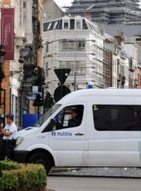 Policisté hlídkují u místa v centru Bruselu, kde se odpoledne střílelo