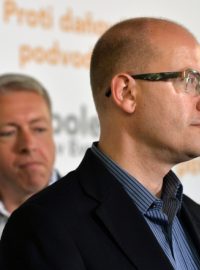 Zleva Milan Chovanec a Bohuslav Sobotka na tiskové konferenci ČSSD po oznámení výsledků voleb do Evropského parlamentu