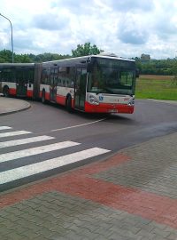 Zrekonstruovaná křižovatka v Brně je nevyhovující, autobus musí najet do protisměru