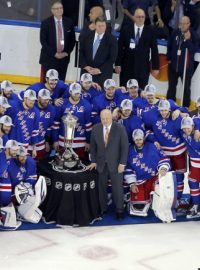 New York Rangers s trofejí pro vítěze Východní konference NHL.JPG