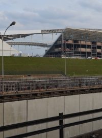 Severní provizorní tribuna určená pouze na Mistrovství světa s kapacitou 10 tisíc diváků se nestihla otestovat