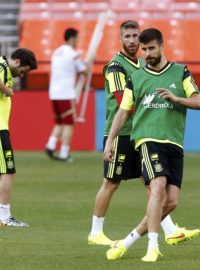 (zleva) Juan Mata, Sergio Ramos a Gerard Piqué na tréninku během přípravy v USA před šampionátem v Brazílii