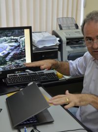 Profesor místní univerzity Rubens Ramos kritizuje projekty dopravn ínfrastruktury kolem stadionu. Lidé totiž budou muset překonávat cestou k Aréně dun řadu překážek