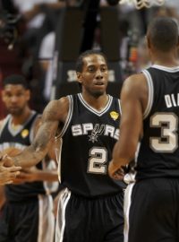 Trumfy San Antonia ve finálové sérii s Miami Kawhi Leonard (2) a Boris Diaw (33)