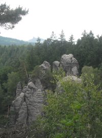 Prachovské skály - na obzoru je vidět hrad Trosky a jeho dvě věže Baba a Panna