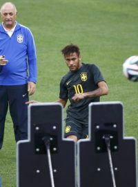 Neymar za dohledu Scolariho trénuje trestné kopy
