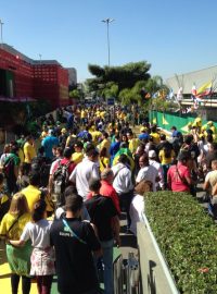 Davy fanoušků před stadionem v Sao Paulu