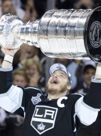 Hokejista Dustin Brown z týmu LA Kings slaví zisk Stanley Cupu