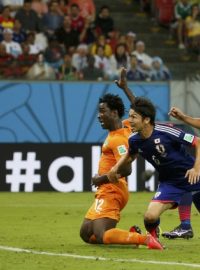 Wilfried Bony sleduje míč, který po jeho hlavičce zamířil do sítě japonské branky