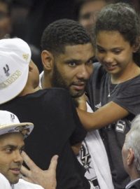 Tim Duncan oslavil pátý titul v NBA na palubovce se svými dětmi