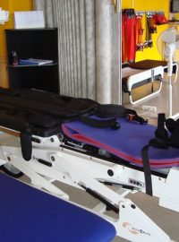 V Rehabilitačním ústavu v Kladrubech mají už dva nové robotické přístroje: robotický stůl