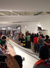 Fanoušci Chile se probourali do tiskového centra stadionu Maracaná