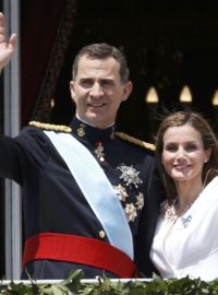 Nový španělský panovník Felipe VI. s manželkou, královnou Letizií, mávají lidem z balkonu královského paláce na Plaza de Oriente v Madridu