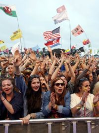 Návštěvníci loňského ročníku proslulého hudebního festivalu Glastonbury v Británii