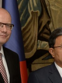 Premiér Bohuslav Sobotka (vlevo) a vrcholný představitel korejského výrobce pneumatik Nexen Kang Pjung-čung podepsali investiční smlouvu