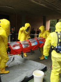 Brněnští záchranáři a hasiči si poprvé vyzkoušeli záchranu osoby s vysoce nakažlivou nemocí