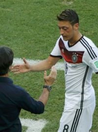 Muslim v německém dresu Mesut Özil postní měsíc Ramadán odloží