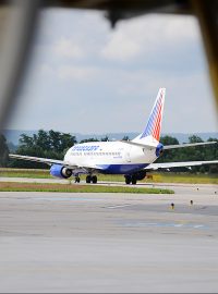 Letiště Pardubice - Boeing 737 roluje na ranvej