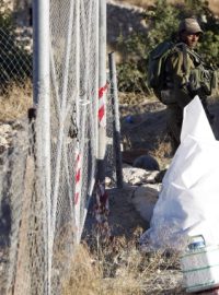 Izraelští vojáci hlídkují nedaleko města Hebron