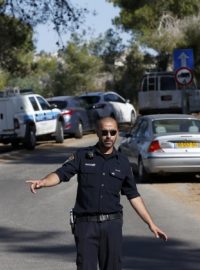 Izraelský policista v lese nedaleko Jeruzaléma, kde se našlo tělo patřící zřejmě zabitému mladému Palestinci