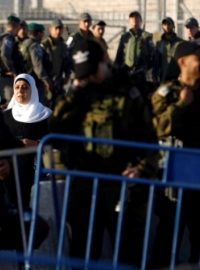 Izraelská pohraniční policie kontroluje palestinské ženy na cestě do Jeruzaléma