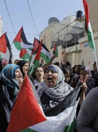 Pohřeb zabitého palestinského mladíka provázejí násilné střety