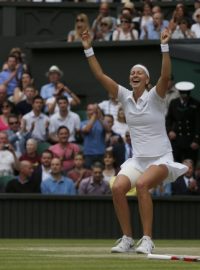 Pertra Kvitová se raduje z vítězství ve Wimbledonu.