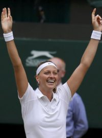 Petra Kvitová se účastnila wimbledonského plesu vítězů. Na snímku se raduje z druhého vítězství turnaje