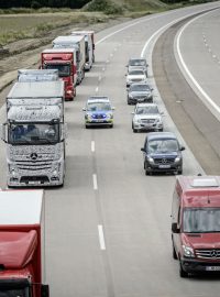 Kamión dokáže uvolnit cestu policii nebo záchrance