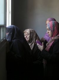 Palestinské ženy truchlí při pohřbu  jednoho ze zabitých radikálů v pásmu Gazy
