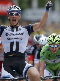 Marcel Kittel se raduje ze svého druhého vítězství na letošní Tour de France