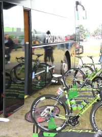 Tour de France ve Velké Británii. Příprava stáje Cannondale před etapou
