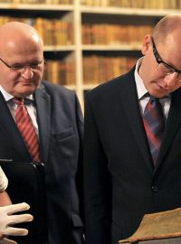 Bohuslav Sobotka (vpravo) a Daniel Herman (vprostřed) ministerstvo kultury