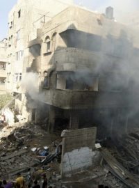 Palestinci se v pásmu Gazy srocují kolem jednoho z domů, který se stal podle místní policie terčem náletu izraelské armády