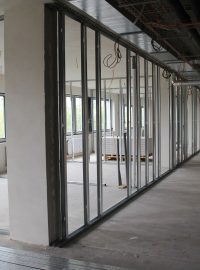 Pardubice. Několik oddělení Pardubické krajské nemocnice čeká na nové prostory v multioborovém pavilonu, který se dokončuje v místech bývalé nemocniční lékárny. Na snímku prostory pro nové infekční oddělení