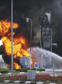 Izrael, Ašdod. Hasiči bojují s požárem benzinové stanice, který způsobila raketa vypálená radikály z Gazy