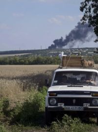 Ukrajinský voják sleduje obyvatele, kteří opouštějí vesnice v okolí Luhansku