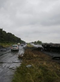 Situace poblíž ukrajinského Slavjansku. Lidé projíždějí kolem zničeného tanku proruských separatistů