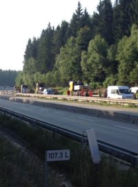 Usazování mostní konstrukce na 107. kilometru dálnice D1 u Jihlavy