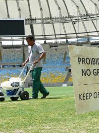 FIFA se původně bála o kvalitu trávníku na Maracaná a povolila maximálně čtyři utkání měsíčně až do mistrovství světa