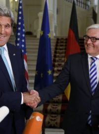 Šéf americké diplomacie John Kerry (vlevo) a německý ministr zahraničí Frank-Walter Steinmeier