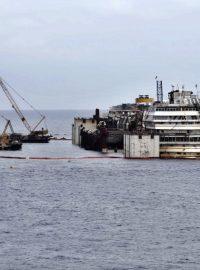 Vyzvedávání vraku lodi Costa Concordia u ostrova Giglio