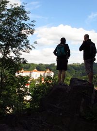 Turisté na Jelením skoku shlížejí na Karlovy Vary