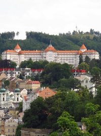 Pohled na Karlovy Vary s dominantou hotelu Imperial z terasy bazénu hotelu Thermal