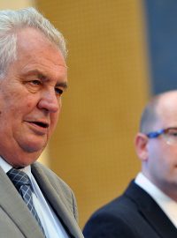 Prezident Miloš Zeman (vlevo) Bohuslav Sobotka (vpravo), Úřad vlády