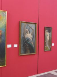 Expozice s názvem Alfons Mucha v zrcadle doby v zámecké jízdárně Alšovy jihočeské galerie na zámku Hluboká