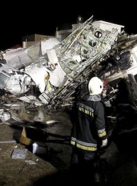 Záchranáři zkoumají trosky letounu ATR-72 společnosti TransAsia Airways