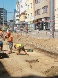 Stavbaře na pardubické třídě Míru vystřídali archeologové, práce ale pokračují