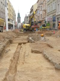 Stavbaře na pardubické třídě Míru vystřídali archeologové, práce ale pokračují
